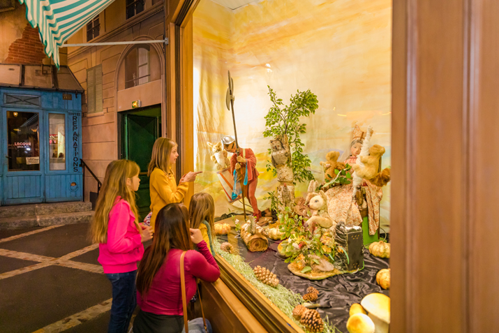 Famille devant les vitrines animées du Musée des Automates, véritable pépite dans le centre-ville de Falaise