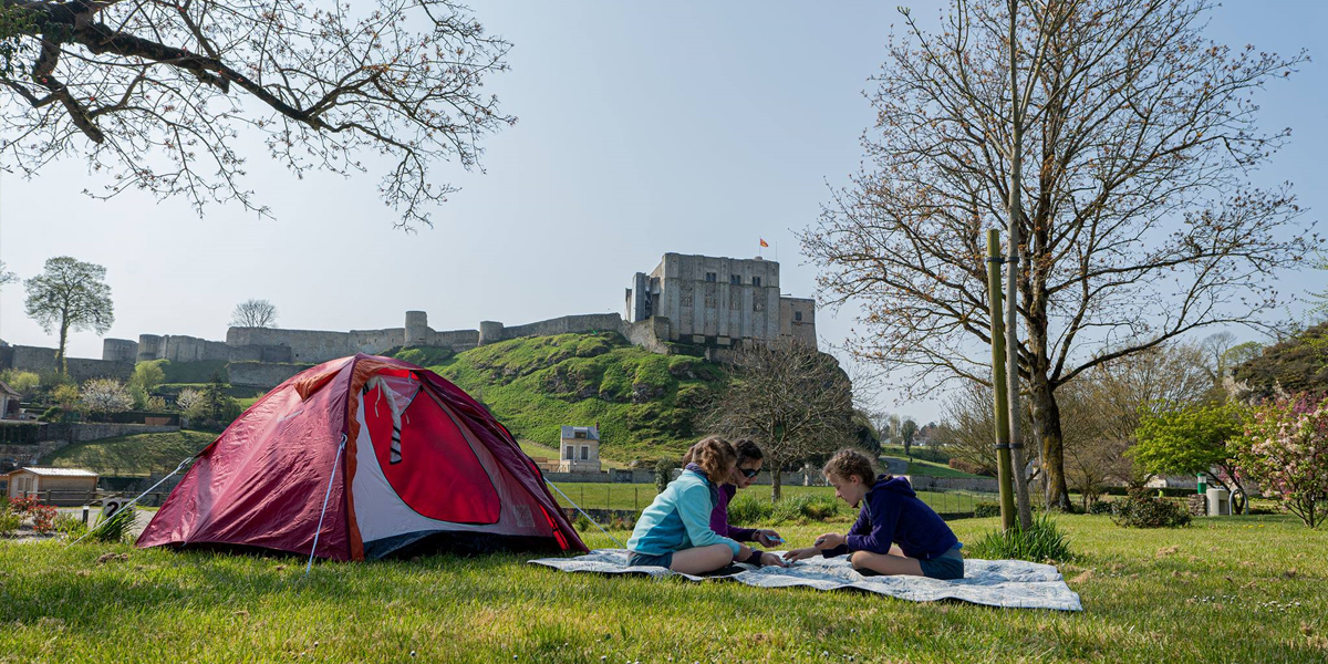 Tente installée au Camping du Château à Falaise