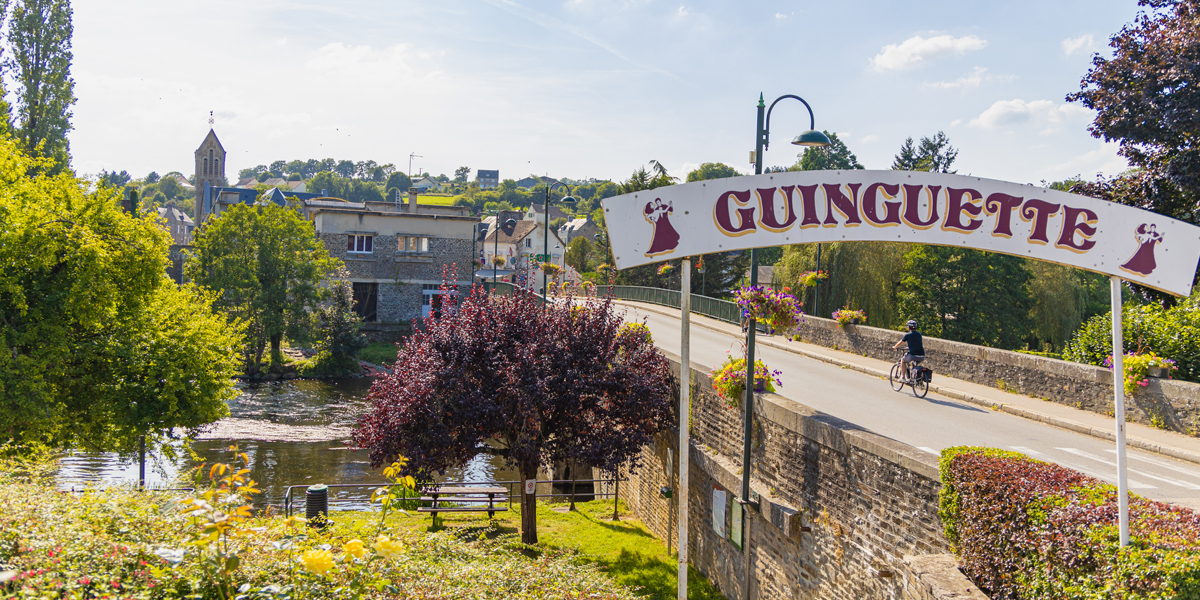 Guinguette au bord de l'Orne à Pont-d'Ouilly, étape du GR36