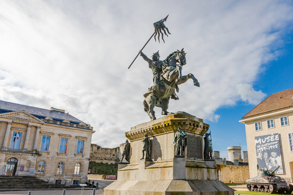 Statue de Guillaume le Conquérant à Falaise, cité médiévale de Normandie